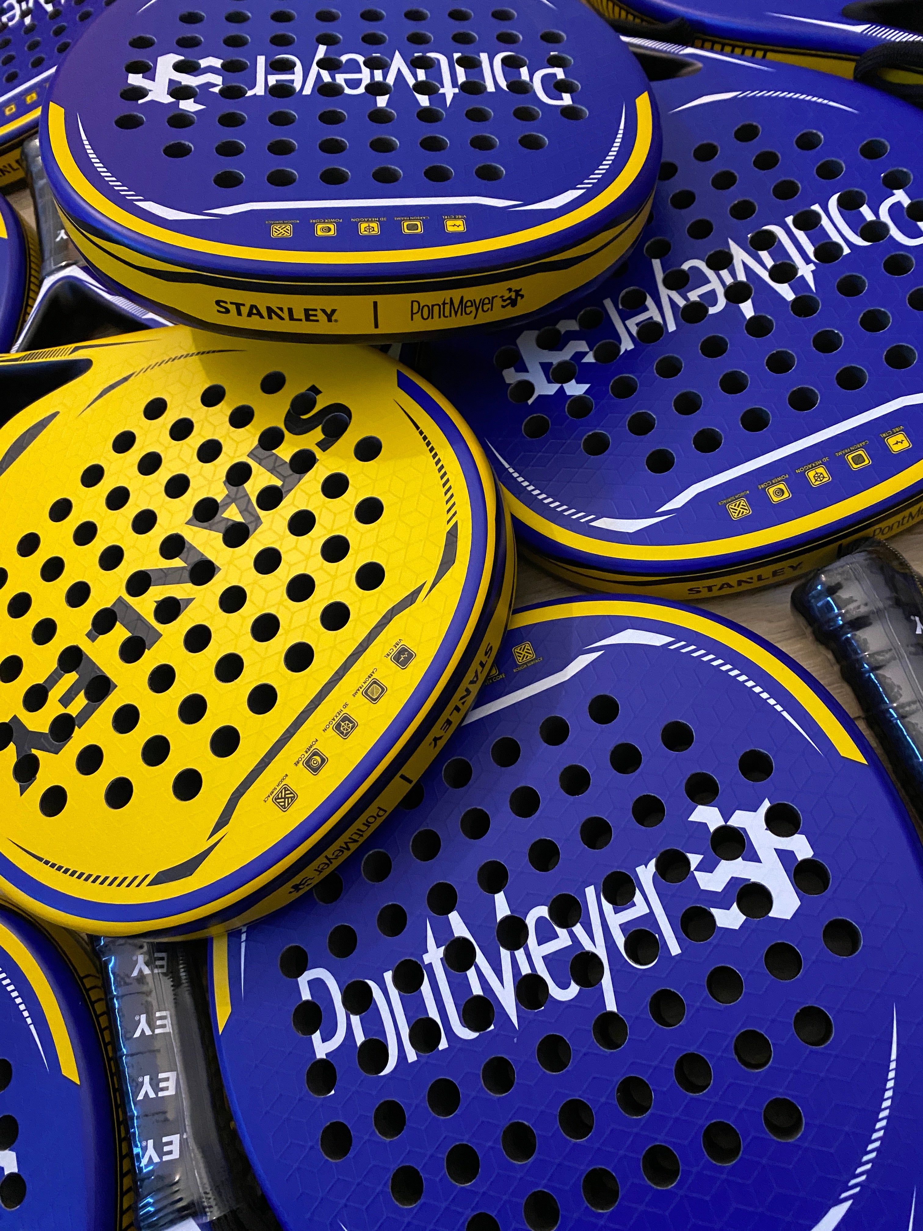 Custom Padelrackets met logo voor bedrijven en clubs voor Stanley en Pontmeyer, made by padellabel